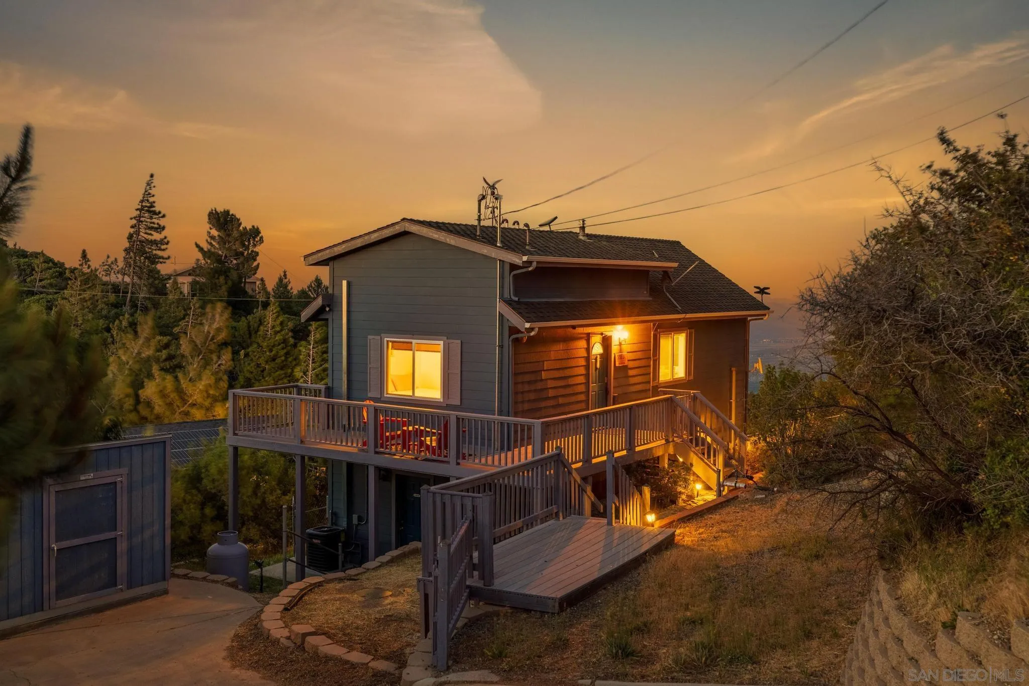 555 Manzanita Dr