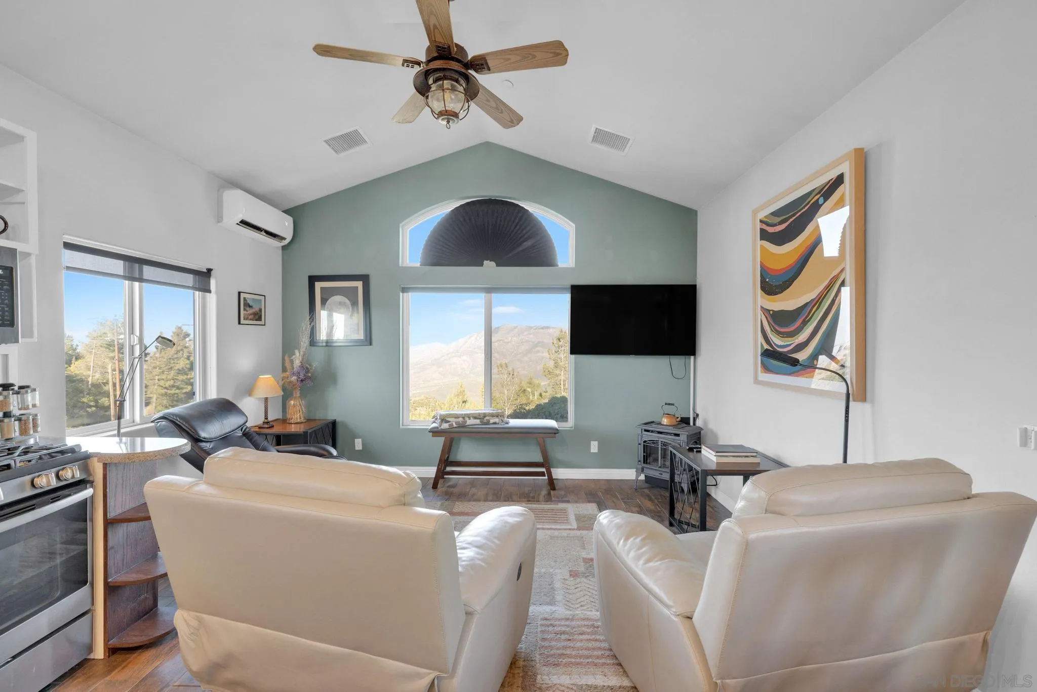 555 Manzanita Dr
