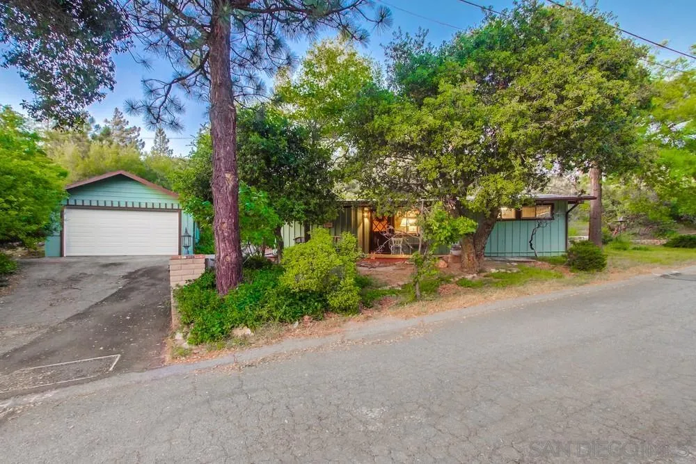 3233 Salton Vista Drive