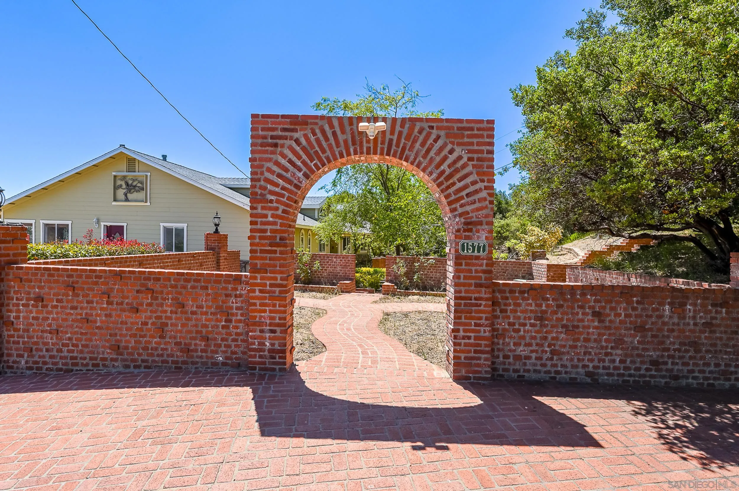 1577 Oak Land
