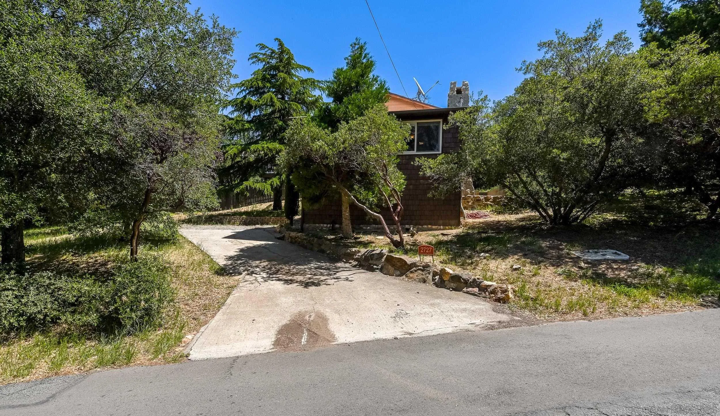 2727 Lakeview Dr