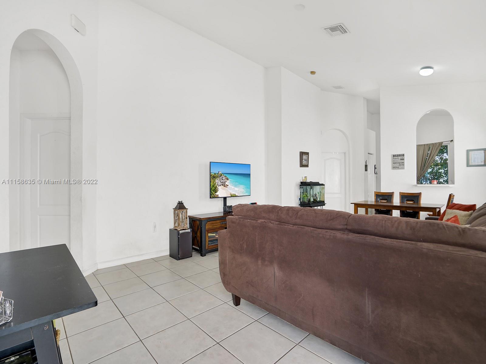 936 NE 37th Ave