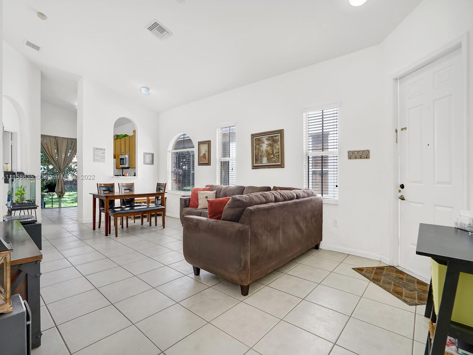 936 NE 37th Ave