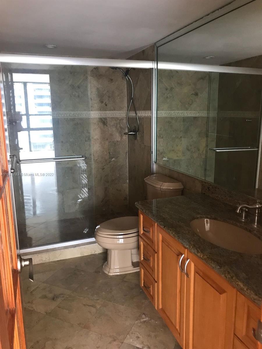 600 NE 36 Unit: 1417