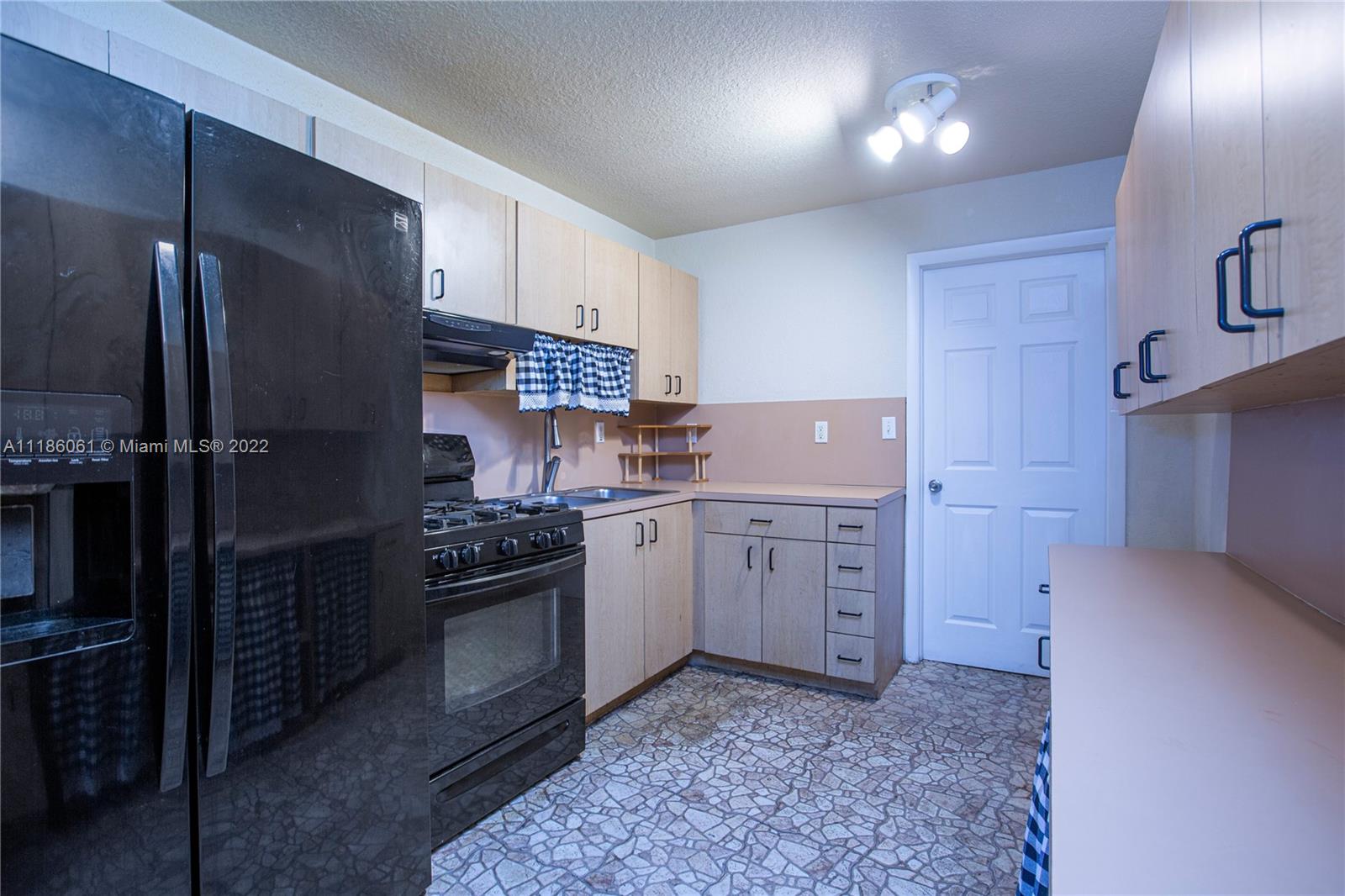 541 NW 12th St