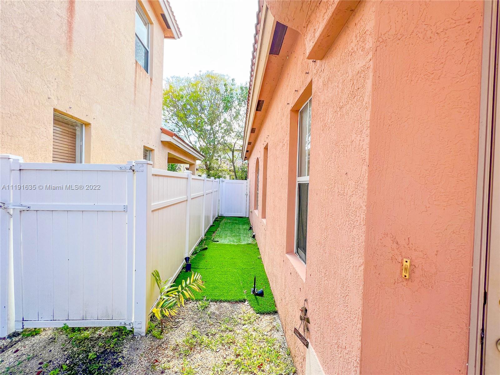 970 NE 37th Pl