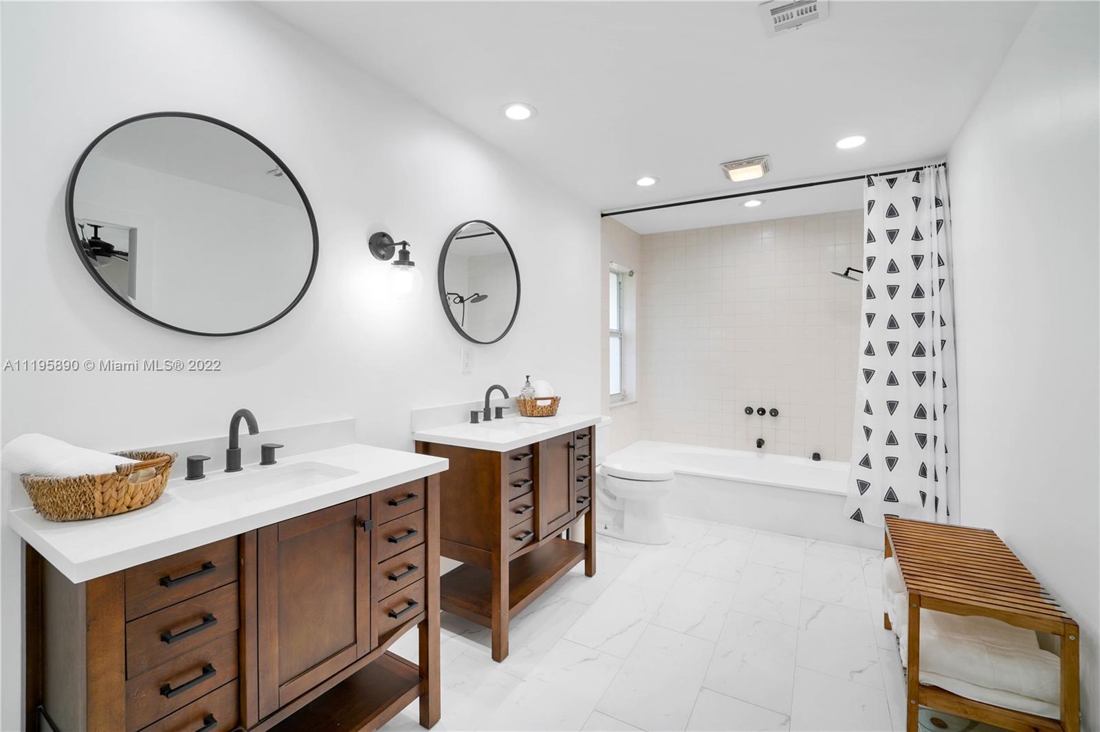 6106 Royal Poinciana Ln