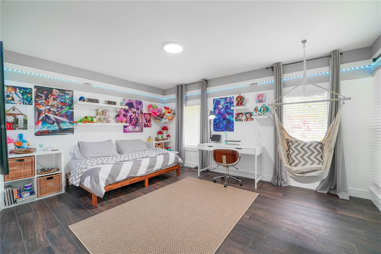 6106 Royal Poinciana Ln