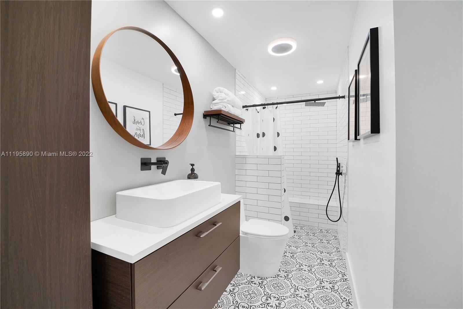 6106 Royal Poinciana Ln