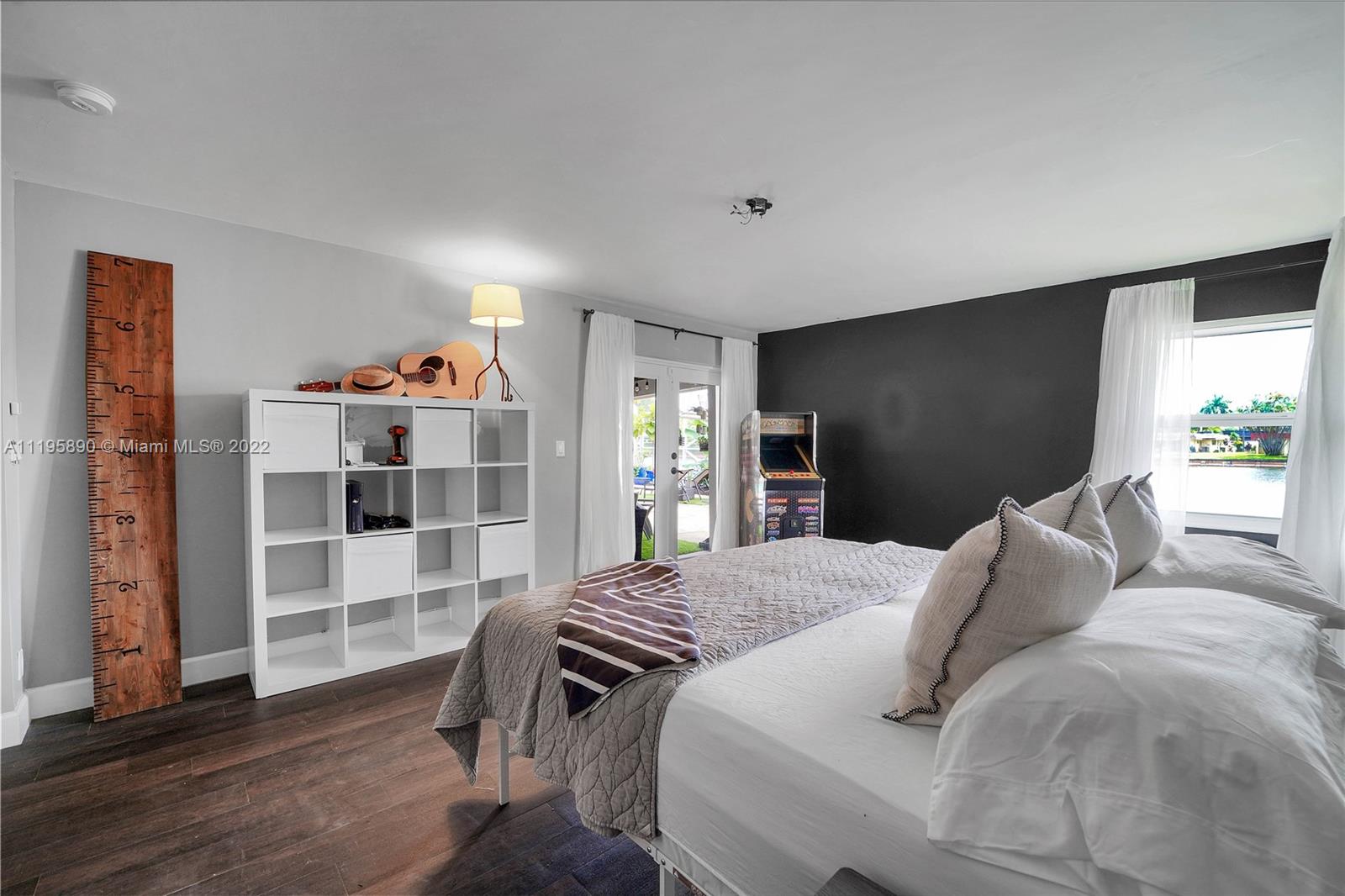 6106 Royal Poinciana Ln