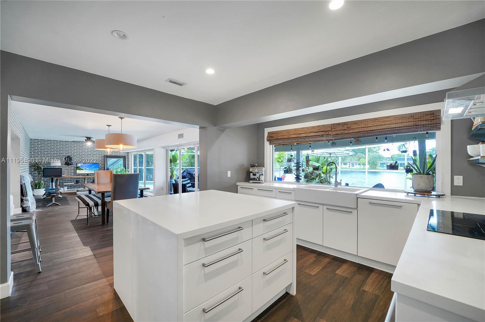 6106 Royal Poinciana Ln