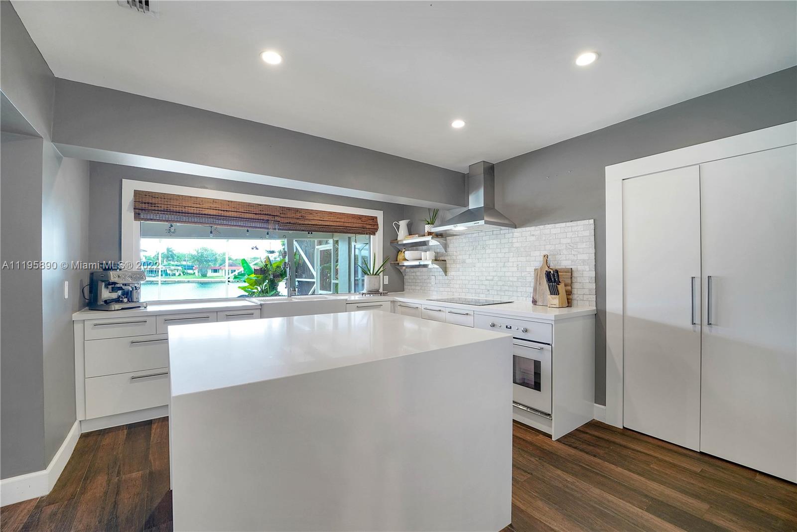 6106 Royal Poinciana Ln