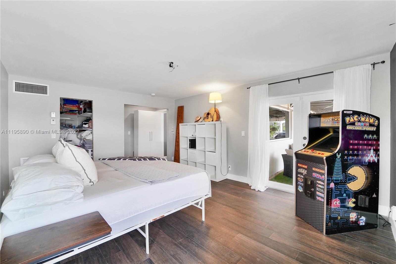 6106 Royal Poinciana Ln