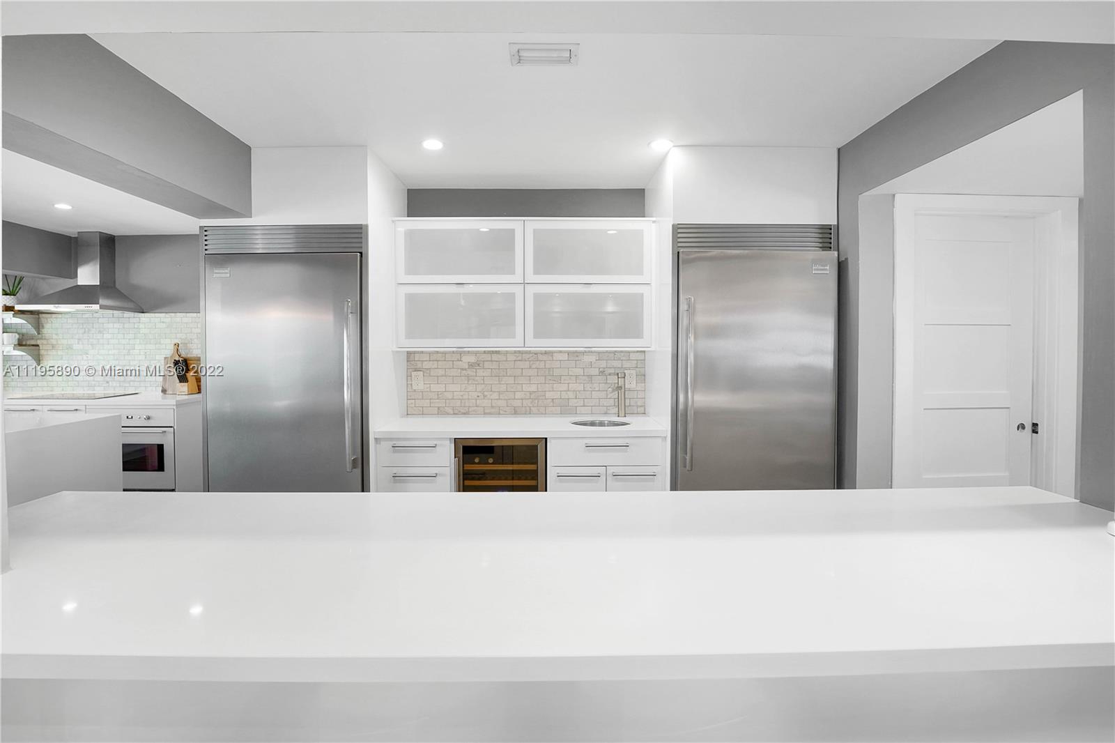 6106 Royal Poinciana Ln