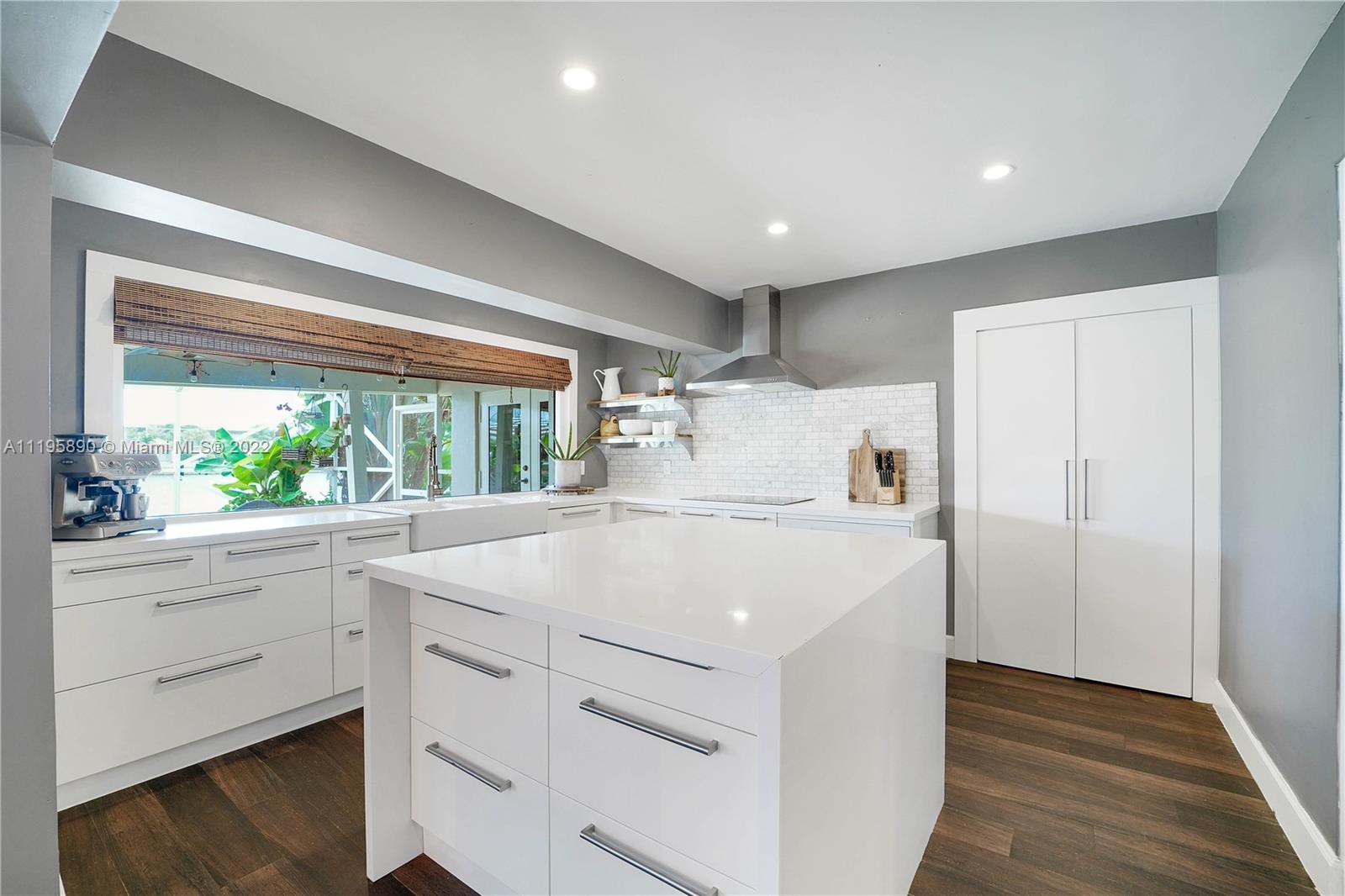 6106 Royal Poinciana Ln