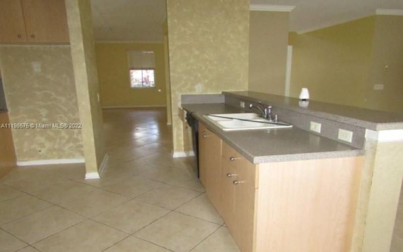 842 Hawthorn Terr