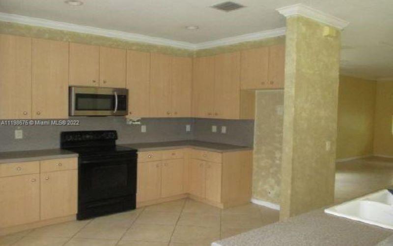 842 Hawthorn Terr