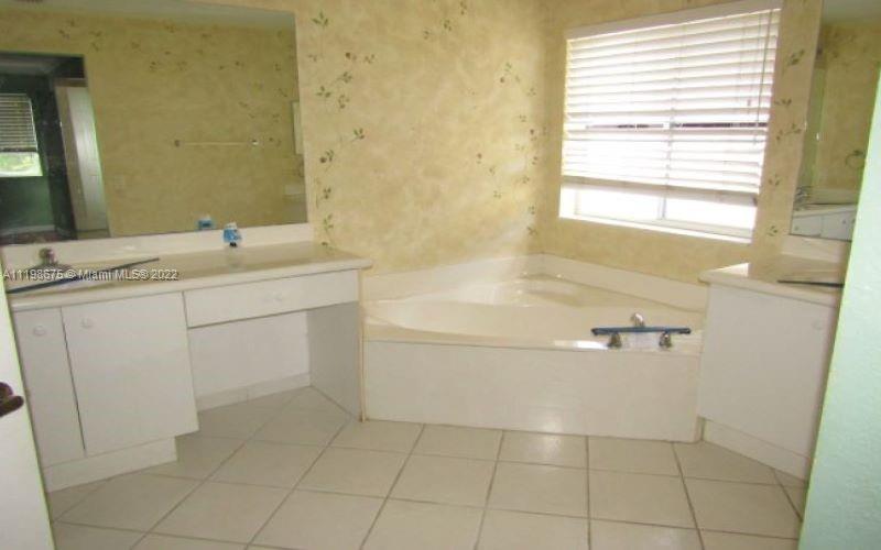 842 Hawthorn Terr