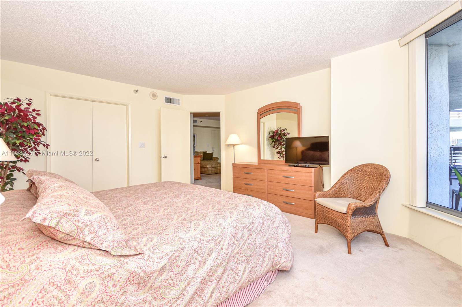 19101 Mystic Pointe Dr Unit: 402