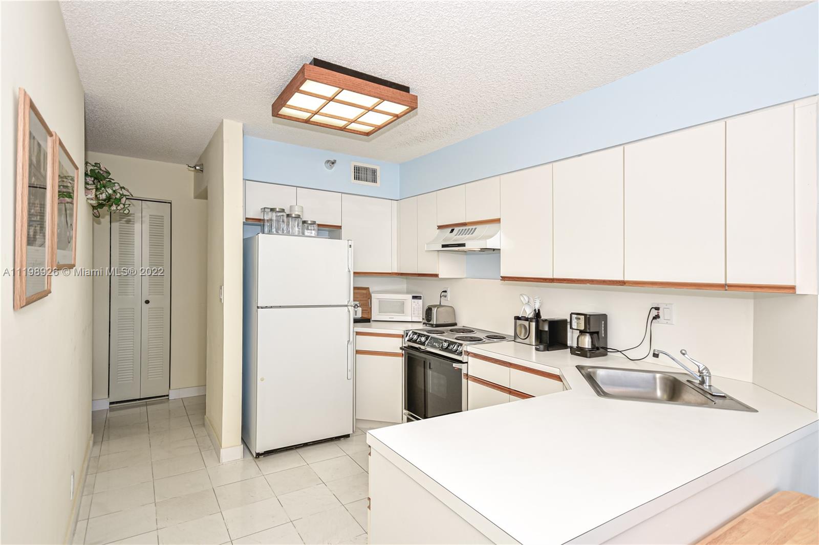 19101 Mystic Pointe Dr Unit: 402