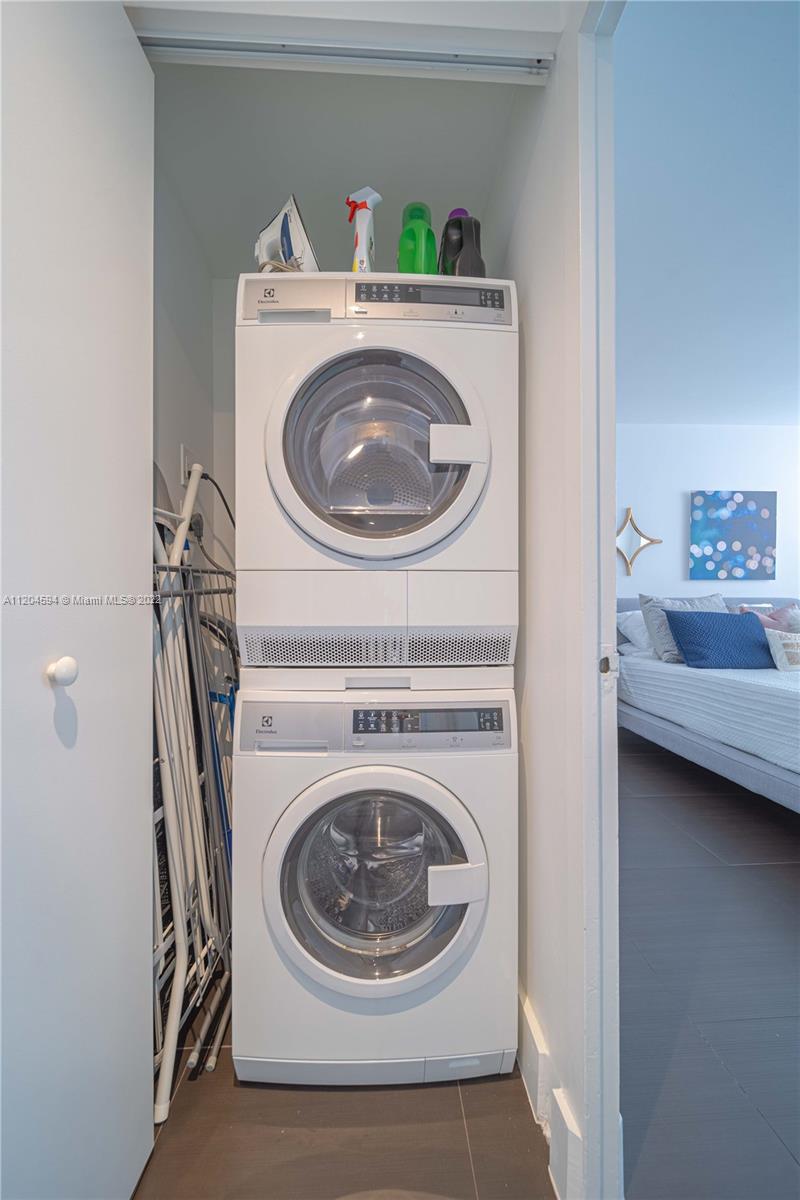 1408 Brickell Bay Dr Unit: 215