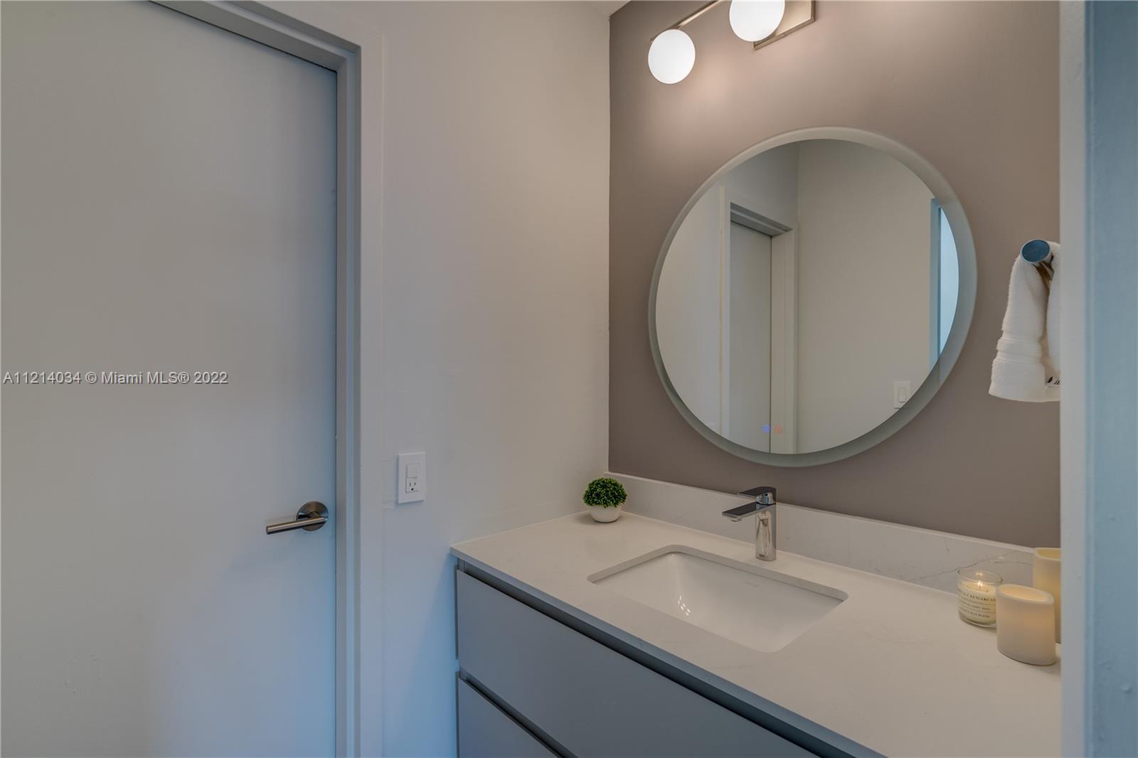 2000 NE 135th St Unit: 908