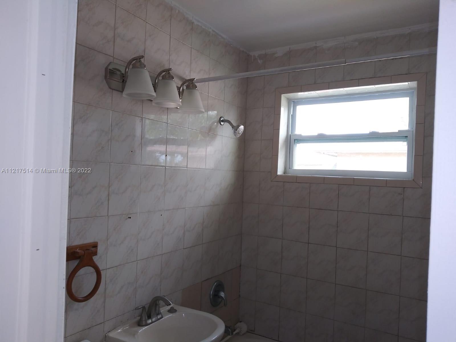2451 NW 35th St