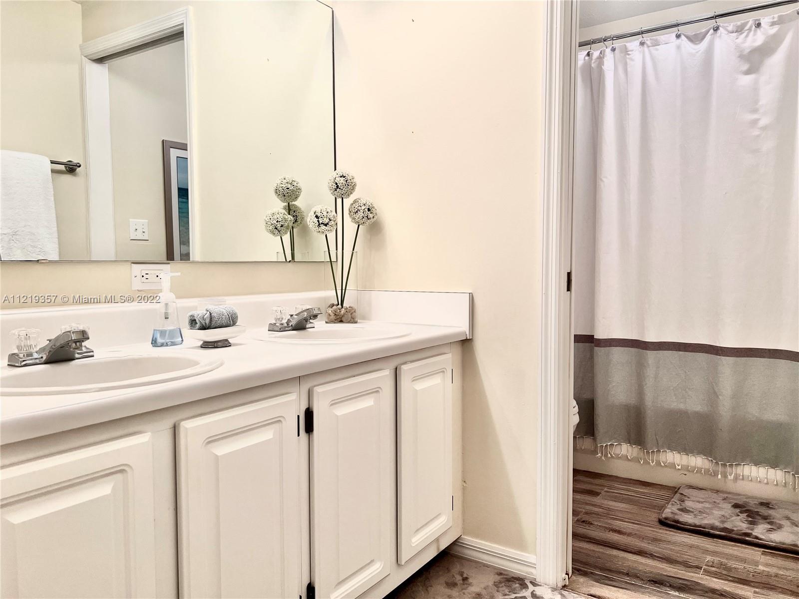10000 SW 52ND AVE Unit: -