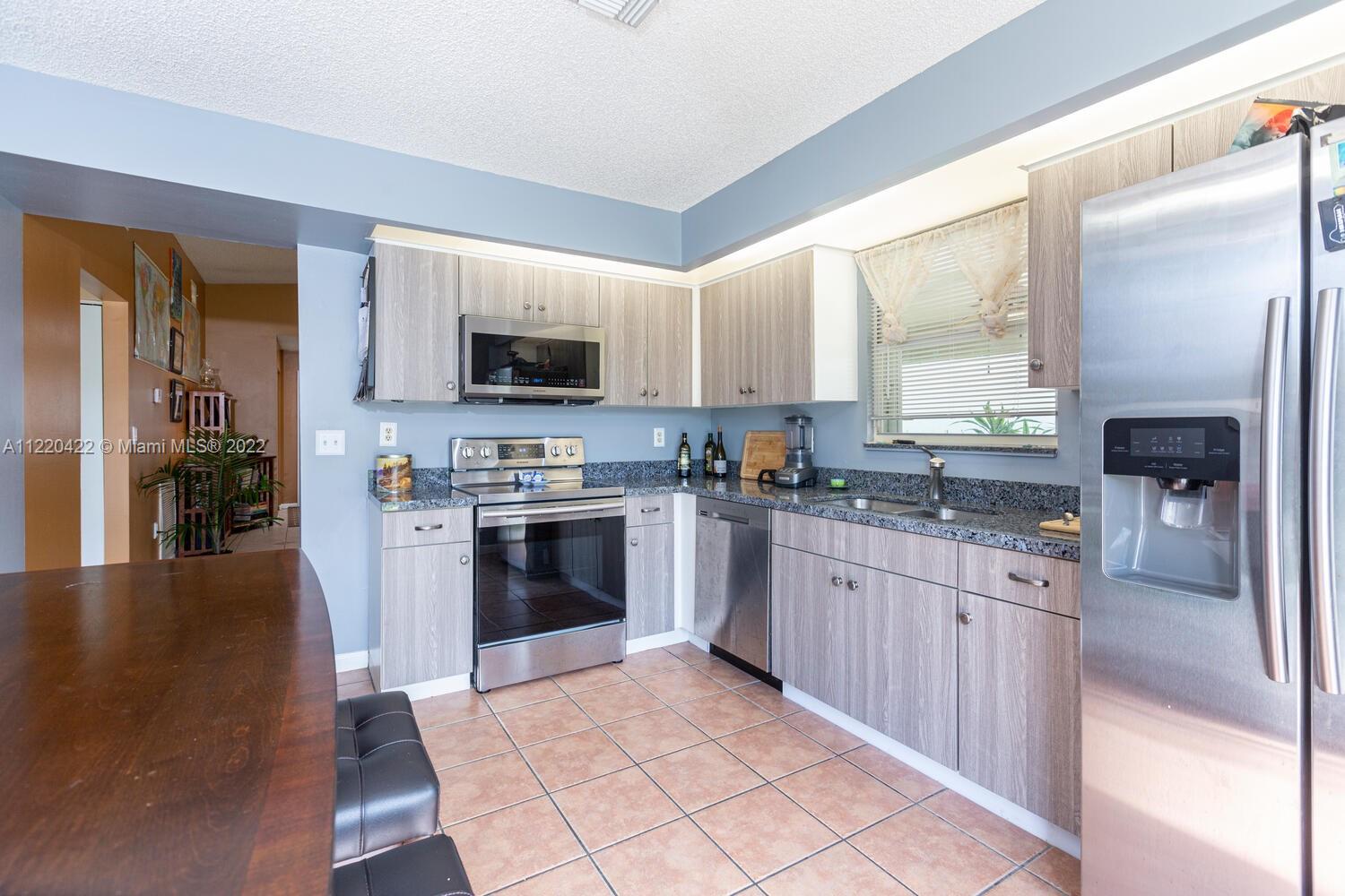 707 SE 27th Dr
