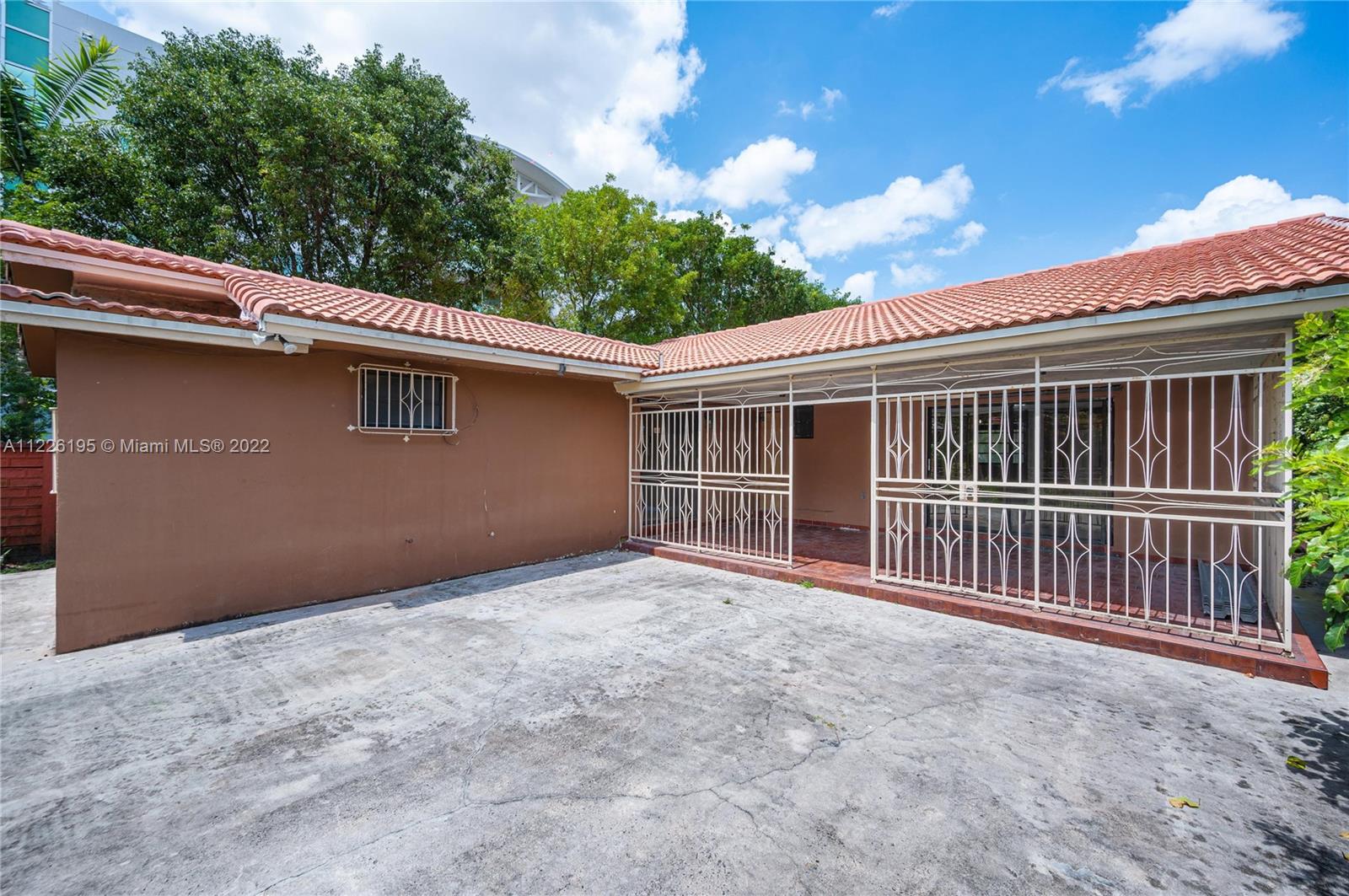 633 South Dr