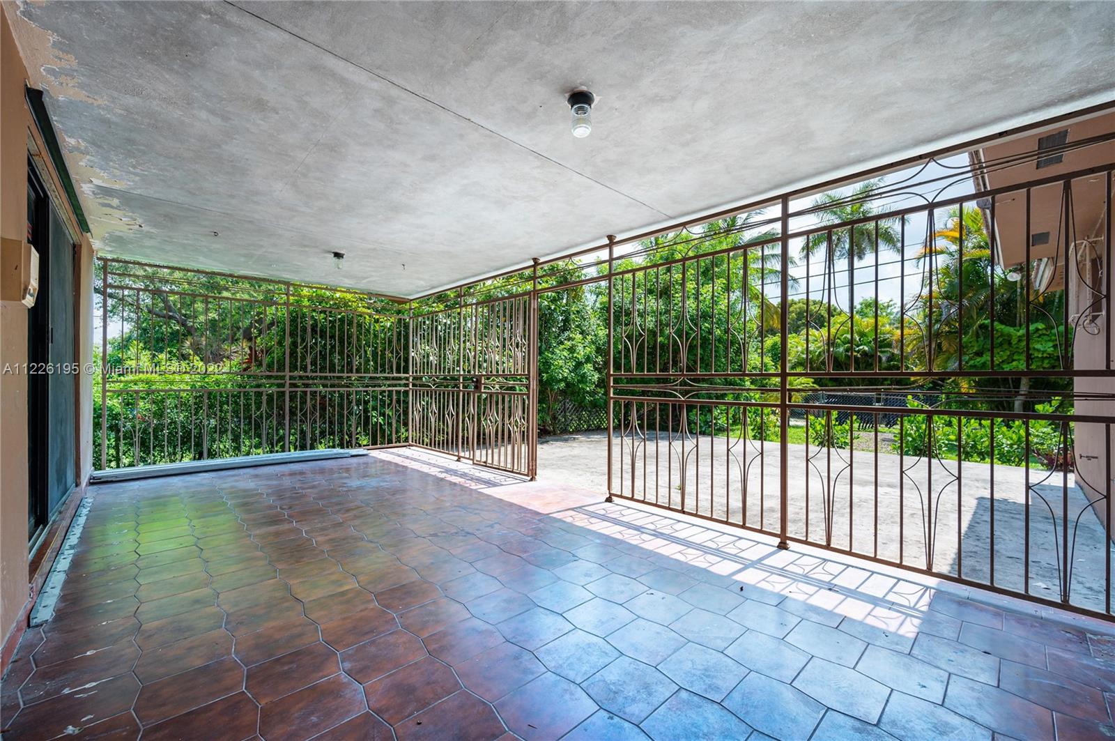 633 South Dr