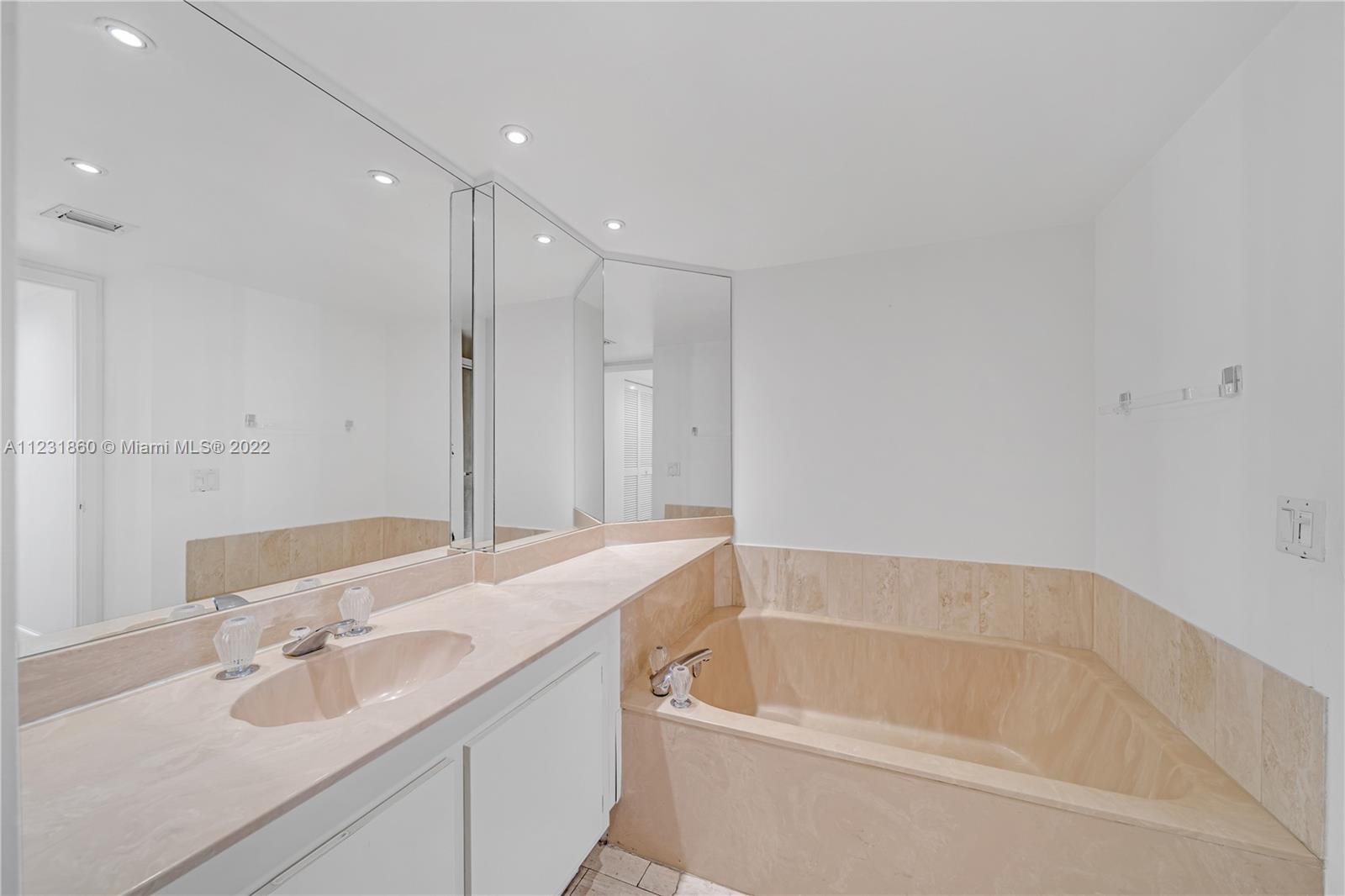 1717 N Bayshore Dr Unit: A-3538