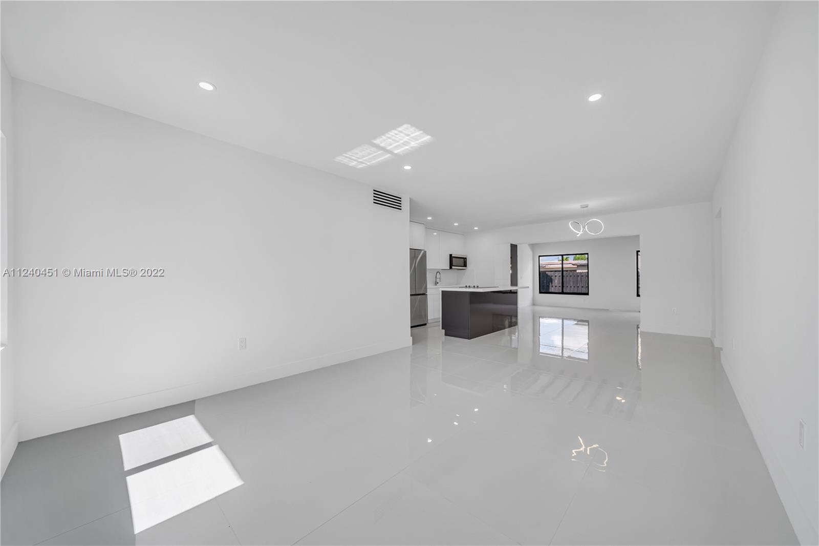 140 SW 52nd Ave