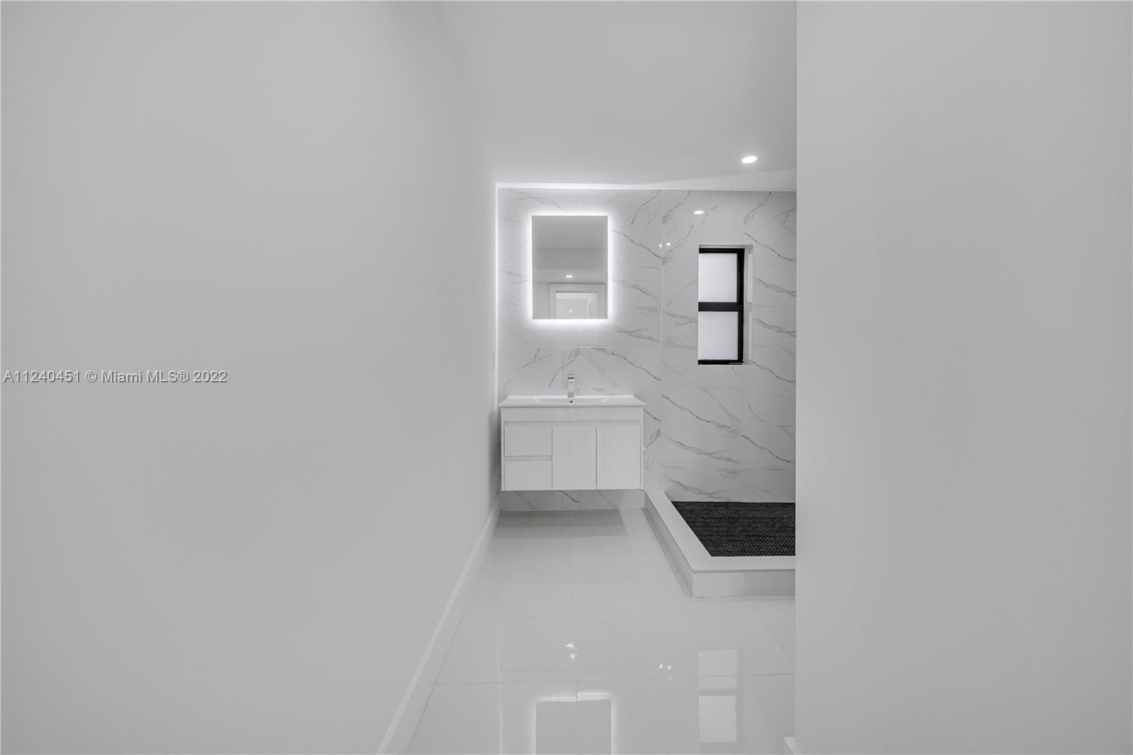 140 SW 52nd Ave