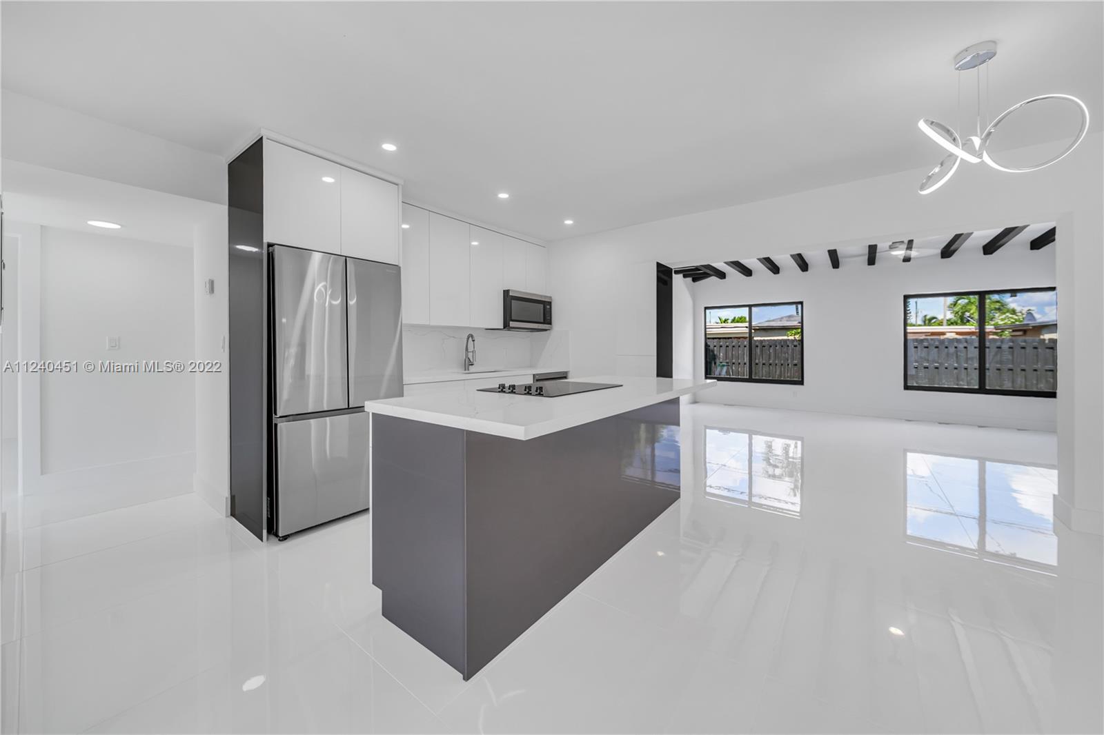 140 SW 52nd Ave