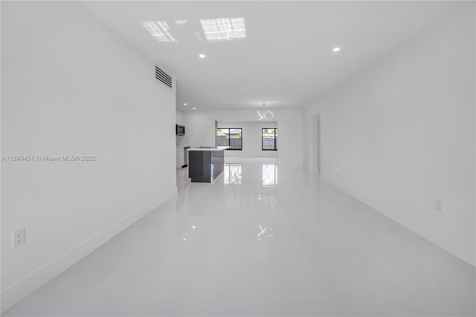140 SW 52nd Ave