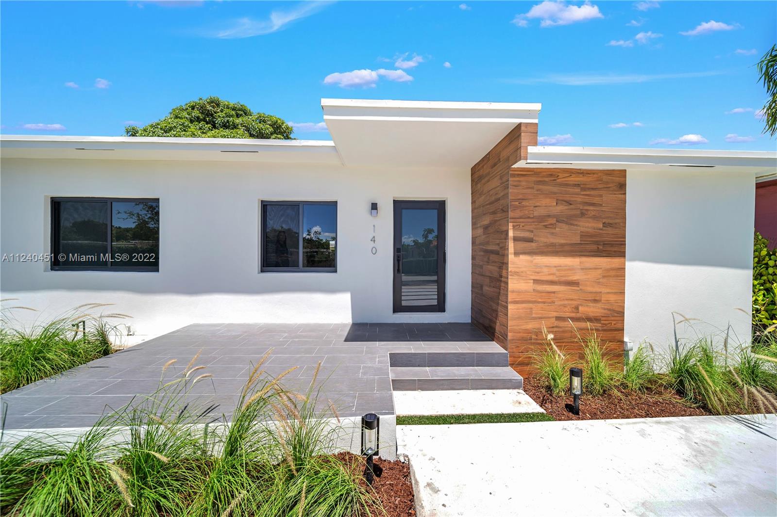 140 SW 52nd Ave