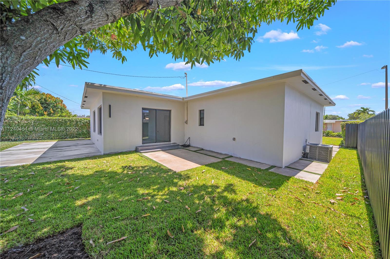 140 SW 52nd Ave