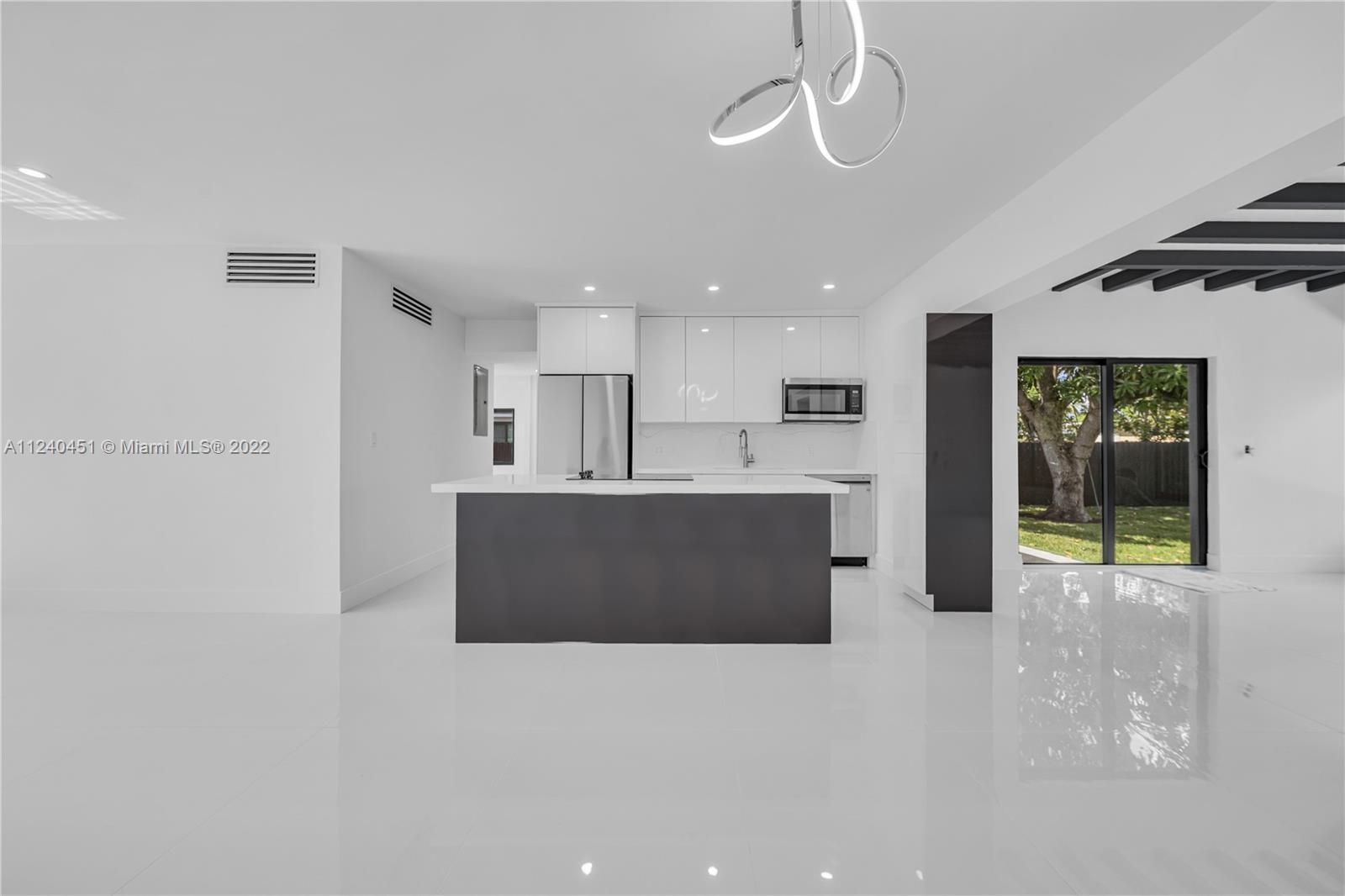 140 SW 52nd Ave