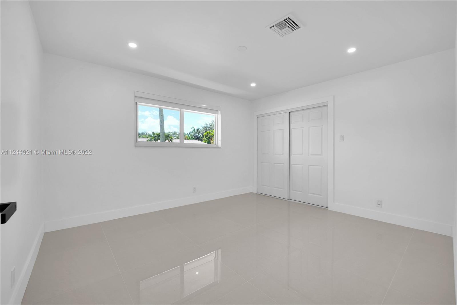 1205 N 40th Ave