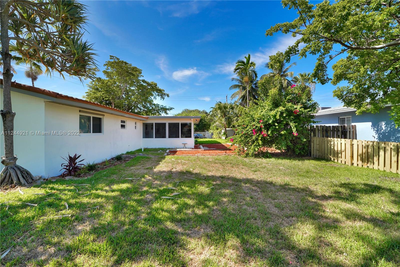 1205 N 40th Ave