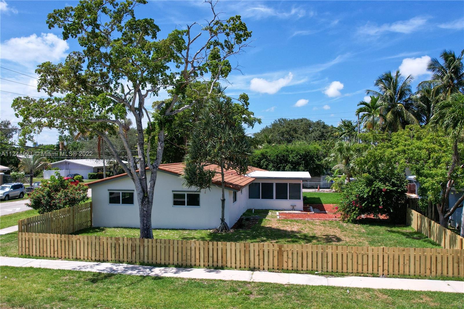 1205 N 40th Ave