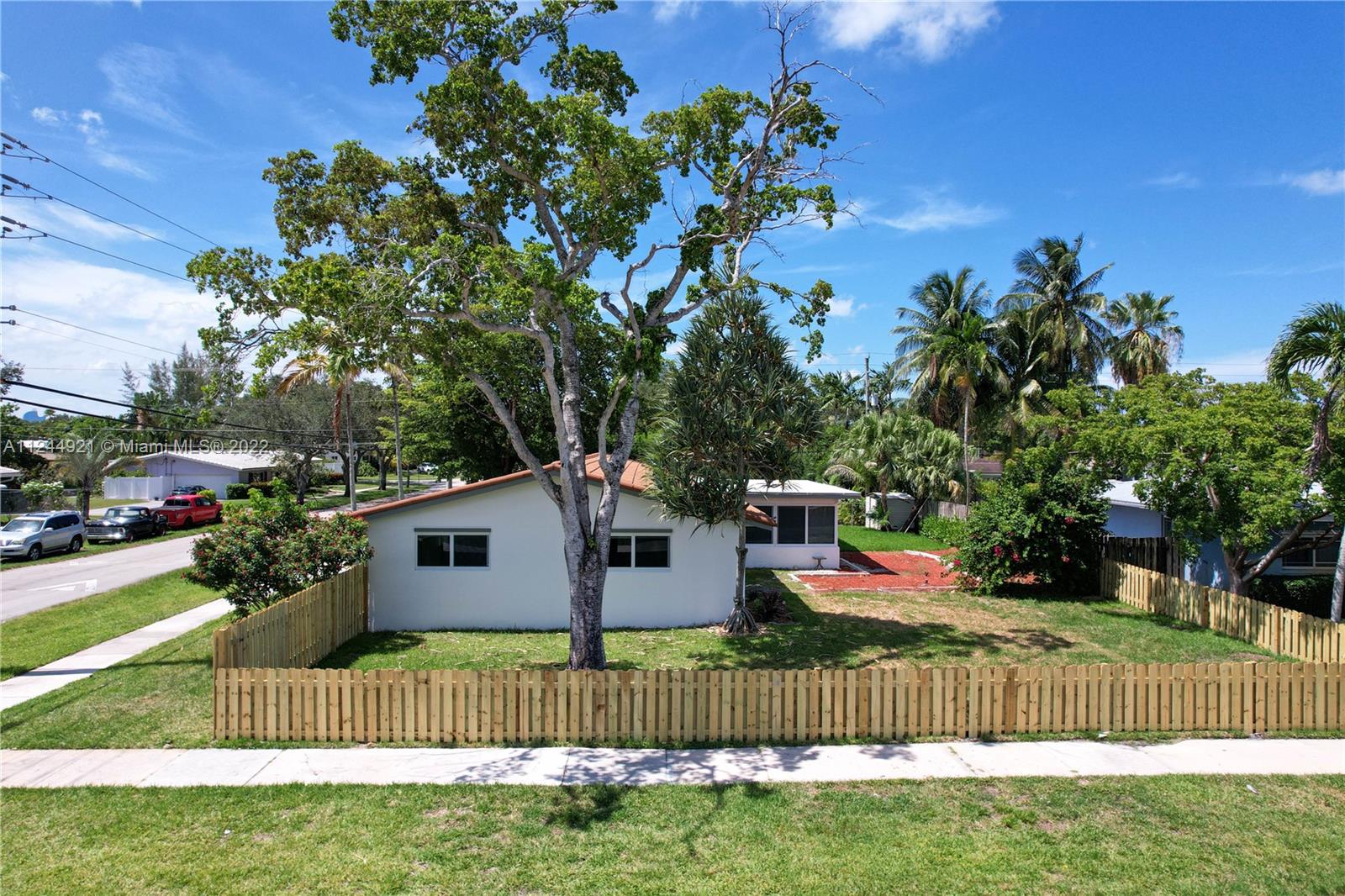 1205 N 40th Ave