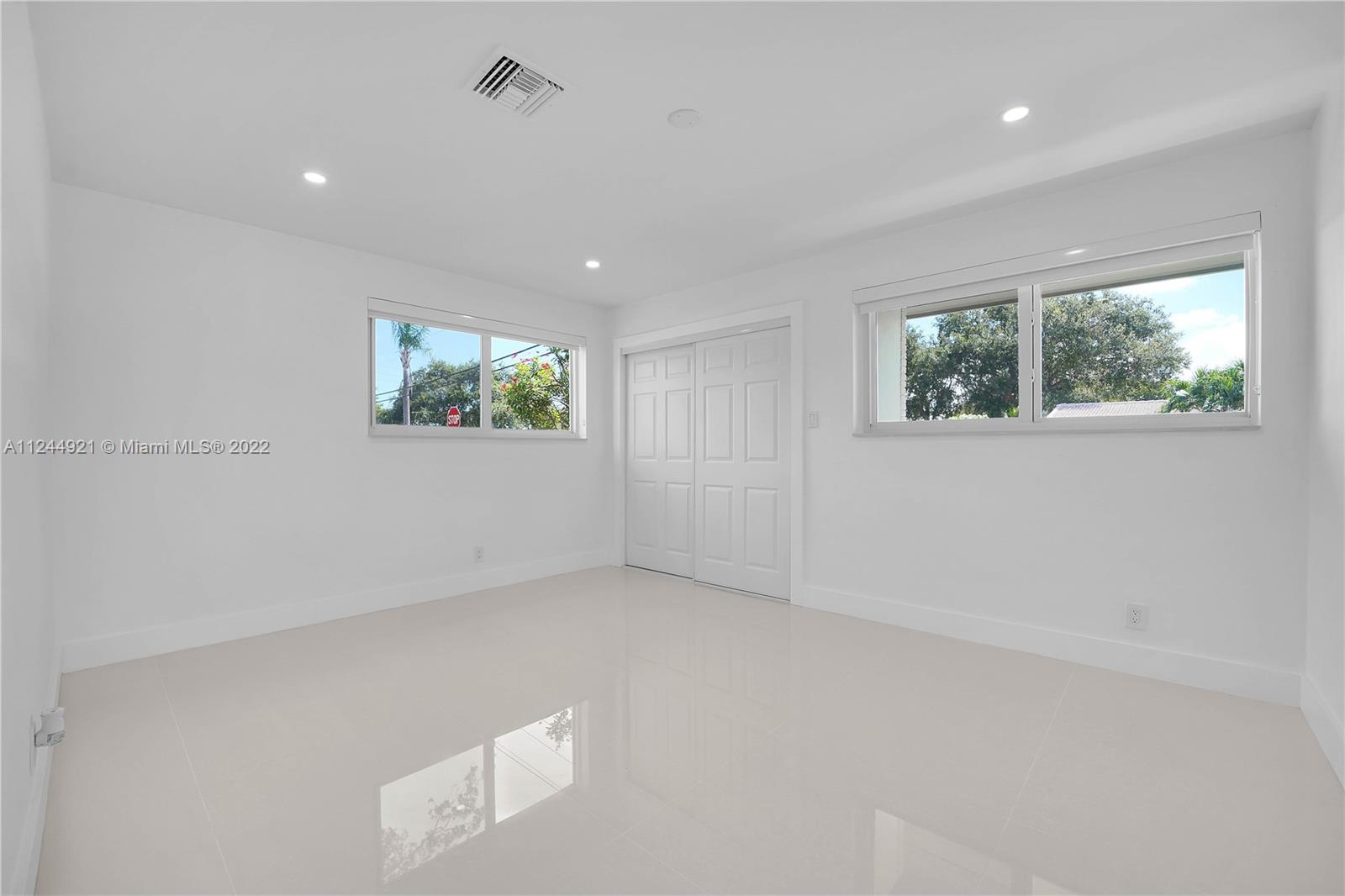 1205 N 40th Ave