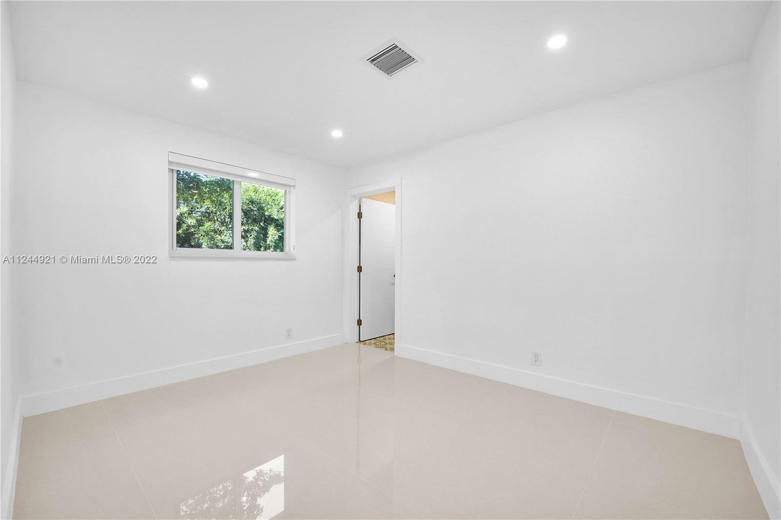 1205 N 40th Ave