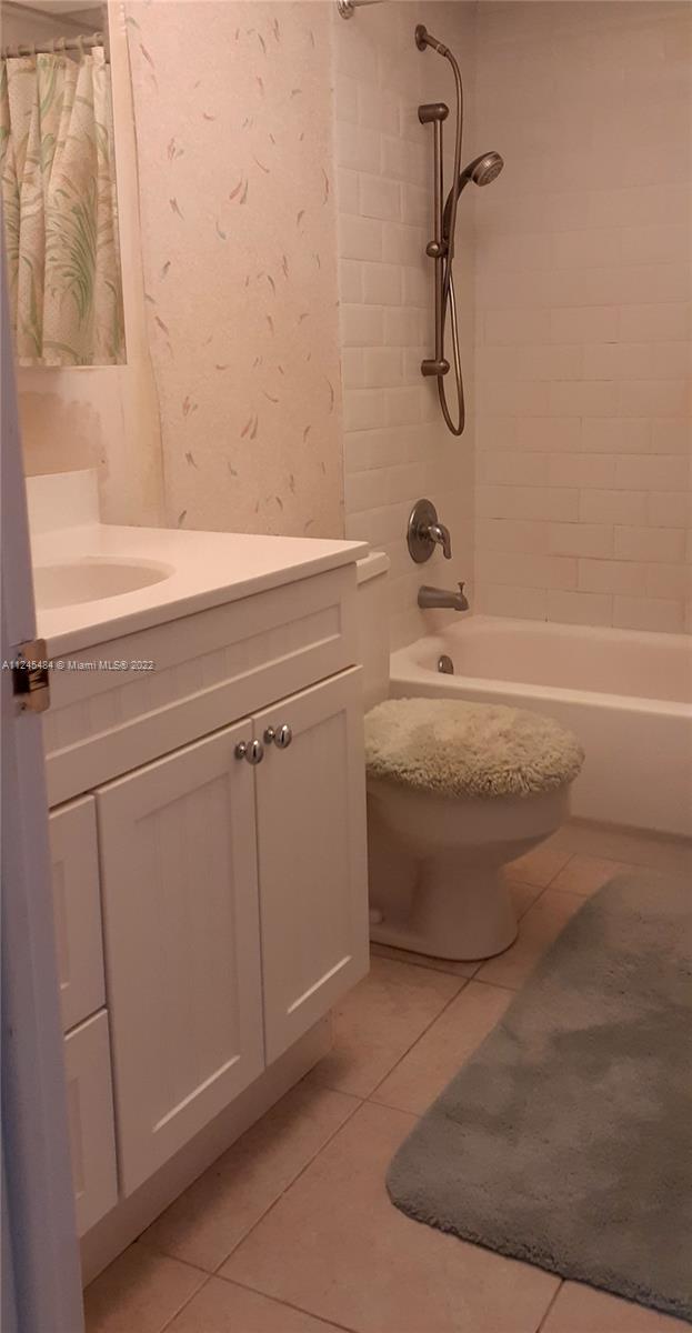 13951 Kendale Lakes Cir Unit: 702A