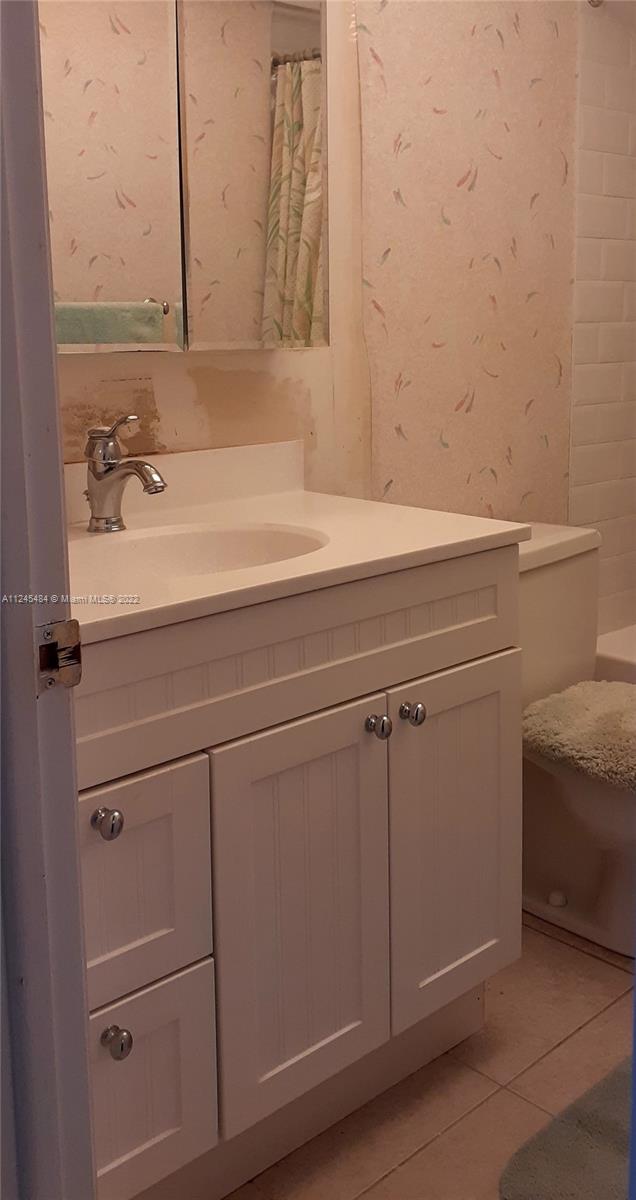 13951 Kendale Lakes Cir Unit: 702A