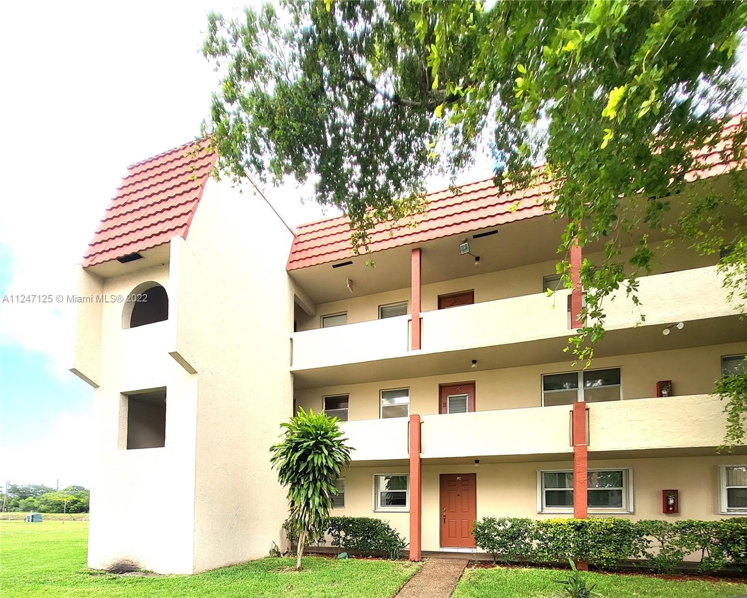 8051 N Sunrise Lakes Dr Unit: 101