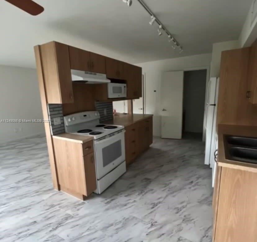 15811 SW 91st Ct Unit: B
