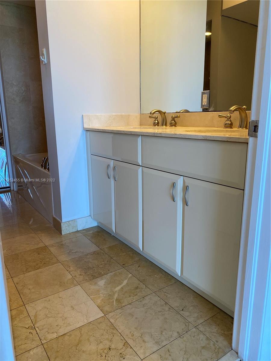 6365 Collins Ave Unit: 3911